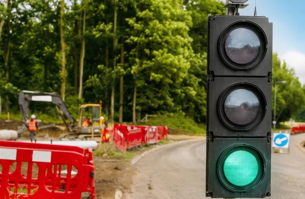 Yol çalışmaları sırasında trafik akışını yönetmek için kurulmuş geçici taşınabilir trafik ışığının kapatılması
