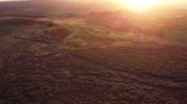Yorkshire 'da her zamanki kırsal İngiltere manzarası. Yazın güneşli bir günde Milli Park Tepesi Bölgesi 'nin inanılmaz manzarası