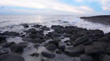 Güzel güneş Galler 'de kışın kayalık kıyılarda doğar.