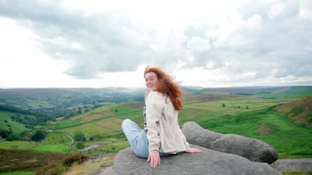 兴奋的女人穿着夹克到达目的地 带着自己的东西 在日落时用电话在山顶上聊天 旅游生活方式不同的感觉和情感概念 — 图库视频影像