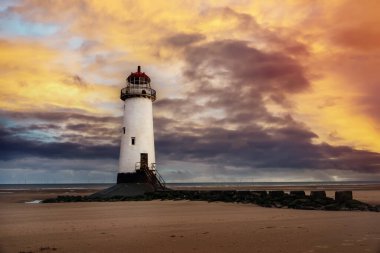 Galler kıyılarında duran bir deniz feneri Kuzey Denizi, Sinrise, Birleşik Krallık