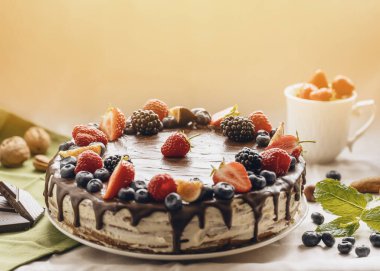 Farklı meyveleri ile çikolatalı kek