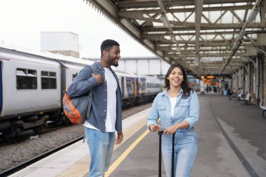 Tren istasyonunda trenini bekleyen neşeli bir çift varış noktasına varır. Kadın ve erkek tren yolculuğuna çıkar.