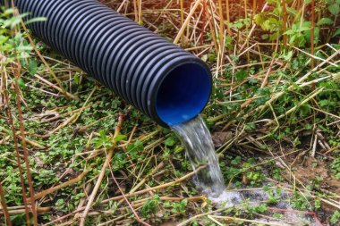Yavaş akışlı bir arazi boşaltma borusuna yakın çekim