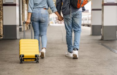 Tren istasyonunda kucaklaşan mutlu çift. Buluşma, eşle vedalaşma, arkadaşlar. Seyahat yaşam tarzı konsepti