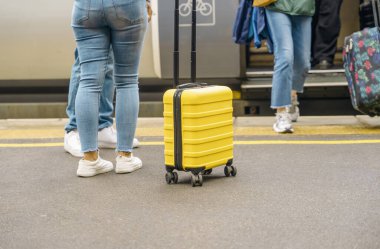 Tren istasyonunda kucaklaşan mutlu çift. Buluşma, eşle vedalaşma, arkadaşlar. Seyahat yaşam tarzı konsepti