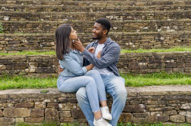 Mutlu genç bir çift birbirlerine aşık olur. Birbirleriyle konuşurlar, öpüşürler, sarılırlar, yaşam tarzı konsepti oluştururlar.