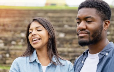 Mutlu genç bir çift birbirlerine aşık olur. Birbirleriyle konuşurlar, öpüşürler, sarılırlar, yaşam tarzı konsepti oluştururlar.