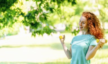 Ruh sağlığı, sağlık ve zindelik için yoga ve egzersiz yapan mutlu insan.