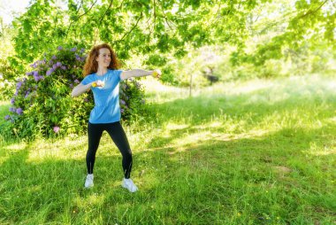 Ruh sağlığı, sağlık ve zindelik için yoga ve egzersiz yapan mutlu insan.