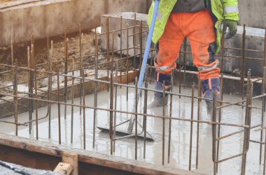 Somut döküm işi. İnşaat katı ıslak beton. İnşaat alanının inşaatı için somut çalışmalar