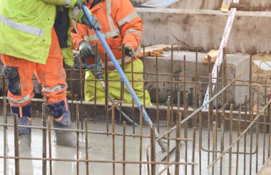 Somut döküm işi. İnşaat katı ıslak beton. İnşaat alanının inşaatı için somut çalışmalar