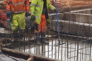 Somut döküm işi. İnşaat katı ıslak beton. İnşaat alanının inşaatı için somut çalışmalar