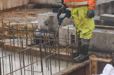 Somut döküm işi. İnşaat katı ıslak beton. İnşaat alanının inşaatı için somut çalışmalar