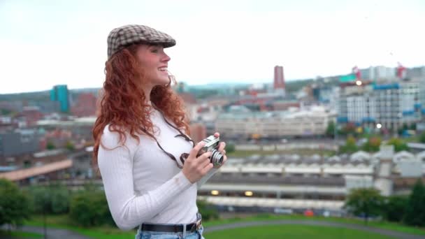 年轻快乐的女人 红头发 凝视着相机 — 图库视频影像