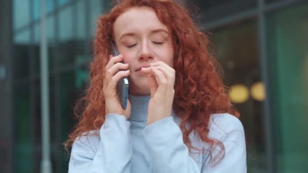Kızıl Saçlı Kadın Parmaklarını Dudaklarına Koyuyor Sessiz Dudaklar Şareti Tek — Stok video