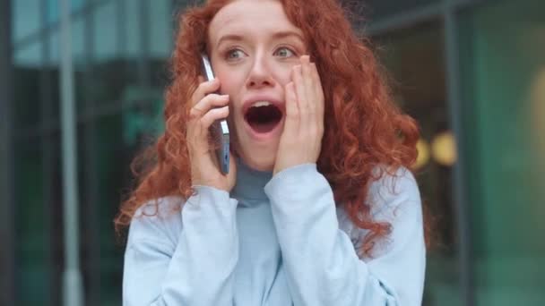 赤毛の女性は唇に指をかける 静かなリップサイレンスサイン ジェスチャーのサインじゃない 口を閉じるコンセプト — ストック動画