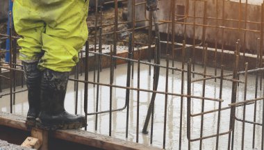 Somut döküm işi. İnşaat katı ıslak beton. İnşaat alanının inşaatı için somut çalışmalar