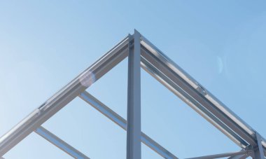 Çelik çerçeve ticari bina yapım aşamasında