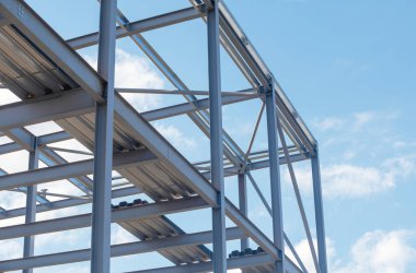 Çelik çerçeve ticari bina yapım aşamasında