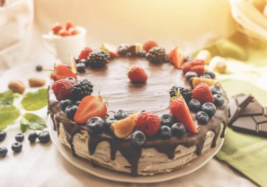 Farklı meyveleri ile çikolatalı kek