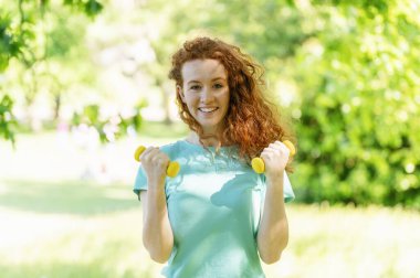 Ruh sağlığı, sağlık ve zindelik için yoga ve egzersiz yapan mutlu insan.