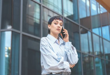 Mobil tonlu görüntüsüyle konuşan genç bir kadının portresi