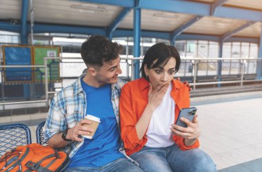 Balayı boyunca birlikte seyahat eden, Kavşak 'ta oturan, otobüs bekleyen, kahve içen, sohbet eden, haber okuyan genç bir çift. Birlikte seyahat konsepti