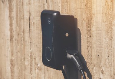 Yeni konut geliştirme programının bir parçası olarak evin dışına bir gecelik şarj aracını şarj etmek için elektrikli araç konaklama noktası yerleştirildi.