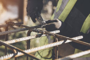 Monolitik beton çerçeve için çelik güçlendirme demirleri. İnşaat alanı endüstriyel arka plan kavramı
