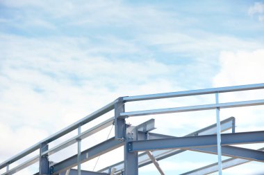 Çelik çerçeve ticari bina yapım aşamasında