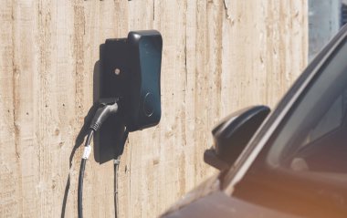 Yeni konut geliştirme programının bir parçası olarak evin dışına bir gecelik şarj aracını şarj etmek için elektrikli araç konaklama noktası yerleştirildi.