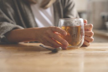 Asyalı kadın evde harika zaman geçiriyor kahve içiyor, sıcak çikolata içiyor, çay içiyor, müzik dinliyor, ailesiyle iletişim kuruyor. Yaşam tarzı kavramı