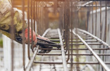 İnşaat işçisi, inşaat alanında çalışan çelik tamircisi.