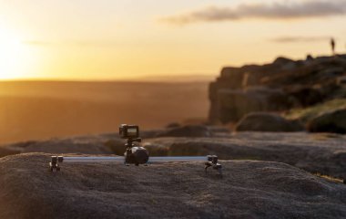 Adam, National Park Peak District 'teki dağda gün doğumunun videosunu ya da zaman kaydını alır.