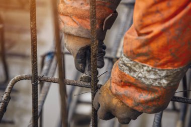 İnşaat işçisi, inşaat alanında çalışan çelik tamircisi.
