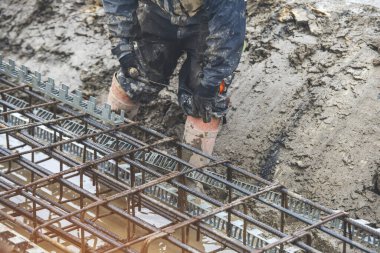 İnşaat işçisi, inşaat alanında çalışan çelik tamircisi.