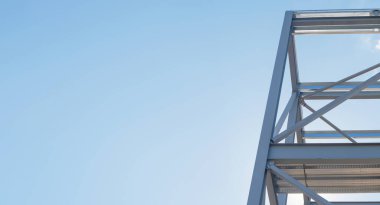 Çelik çerçeve ticari bina yapım aşamasında