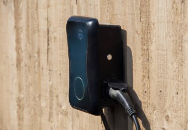 Yeni konut geliştirme programının bir parçası olarak evin dışına bir gecelik şarj aracını şarj etmek için elektrikli araç konaklama noktası yerleştirildi.