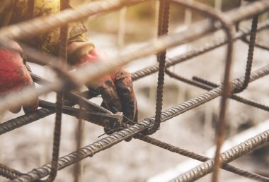 İnşaat işçisi, inşaat alanında çalışan çelik tamircisi.