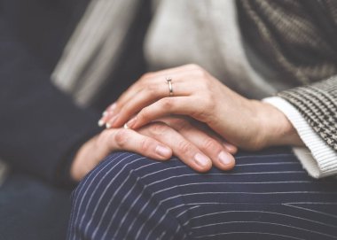 Bir erkekle bir kadının el ele çekilmiş fotoğrafları..