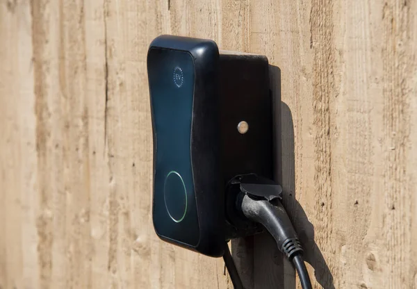 Yeni konut geliştirme programının bir parçası olarak evin dışına bir gecelik şarj aracını şarj etmek için elektrikli araç konaklama noktası yerleştirildi.