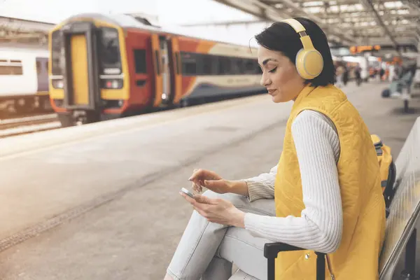 Молода Жінка Слухає Музику Через Навушники Залізничній Станції Подорожі Музикою Стокова Картинка