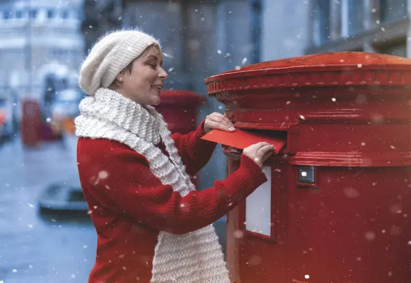 Жінка Червоному Пальто Кладе Карту Червону Поштову Скриньку Гуляє Англійському Ліцензійні Стокові Зображення