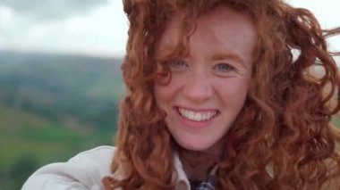 Ceketli kadın gideceği yere ulaşıyor ve gün batımında dağın tepesinde görüntülü konuşma yapıyor. Seyahat Yaşam Tarzı Konsepti İngiltere 'nin ulusal park tepesi