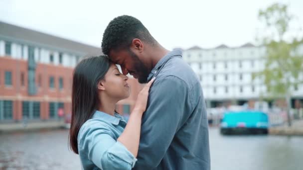 Handsome Man Beautiful Woman Hugging Each Other Park Modern City — Stock Video