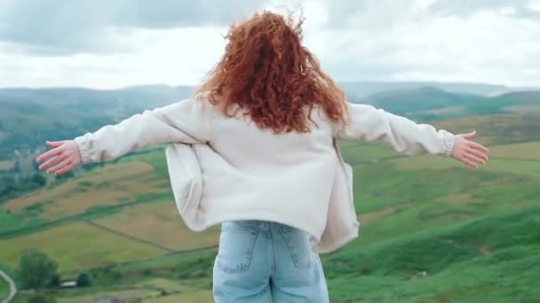 穿着夹克的女人到达目的地 日落时在山顶上视频聊天 旅游生活方式概念英国国家公园山顶区 — 图库视频影像