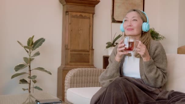 アジアの女性は 家庭でコーヒー ホットチョコレート 紅茶を飲み 音楽を聴き 家族とコミュニケーションをとるのに素晴らしい時間を過ごしました ライフスタイルコンセプト — ストック動画