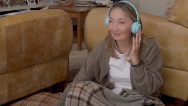 アジアの女性は 家庭でコーヒー ホットチョコレート 紅茶を飲み 音楽を聴き 家族とコミュニケーションするのに素晴らしい時間を過ごしました ライフスタイルコンセプト — ストック動画