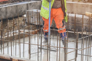 Somut döküm işi. İnşaat katı ıslak beton. İnşaat alanının inşaatı için somut çalışmalar